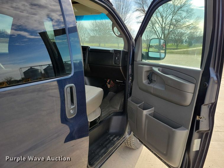 image for item DZ6983 2008 Chevrolet  Express 3500 van