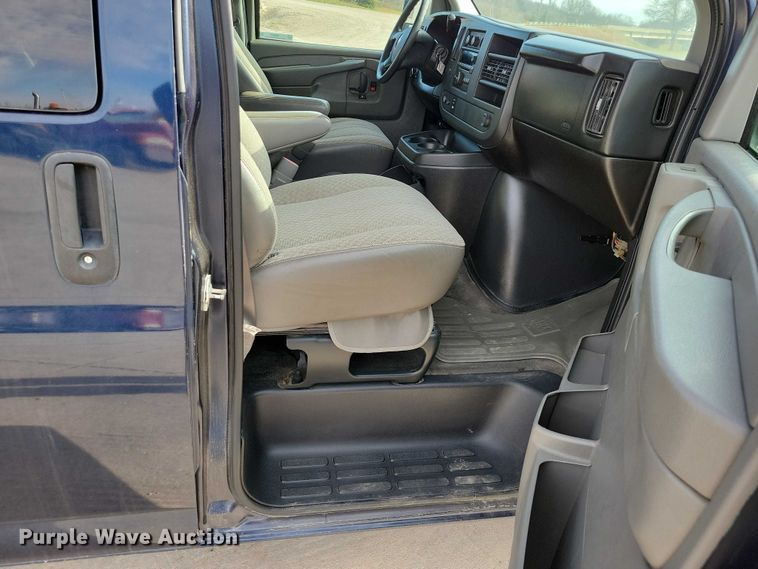 image for item DZ6983 2008 Chevrolet  Express 3500 van