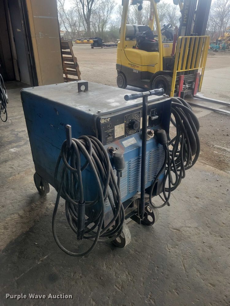 image for item DZ7006 Miller SRH-303 welder
