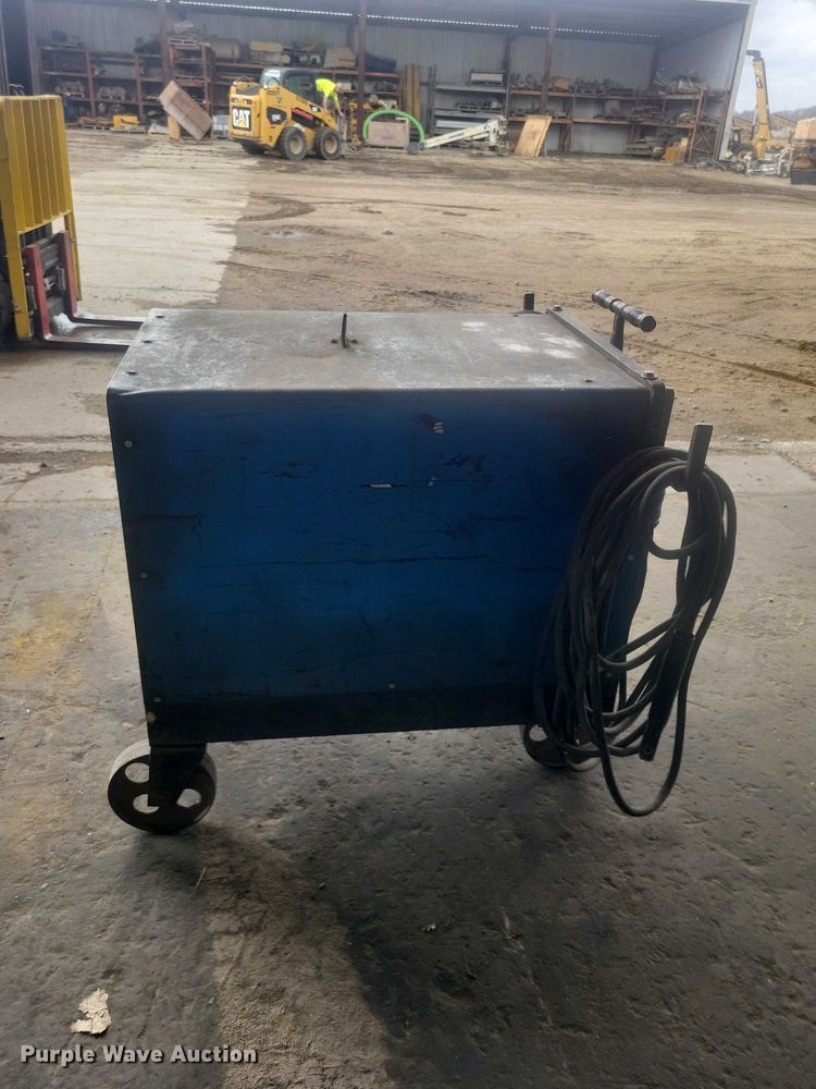 image for item DZ7006 Miller SRH-303 welder
