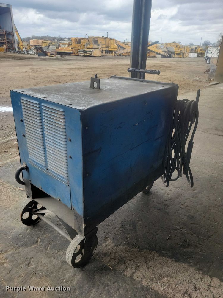 image for item DZ7006 Miller SRH-303 welder