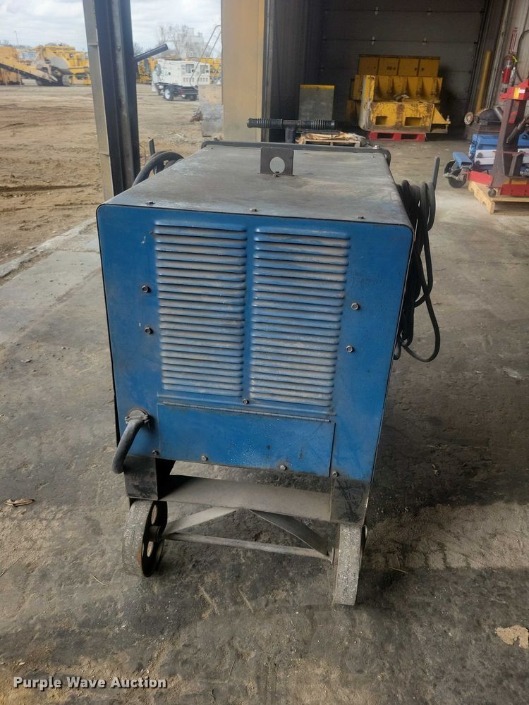 image for item DZ7006 Miller SRH-303 welder