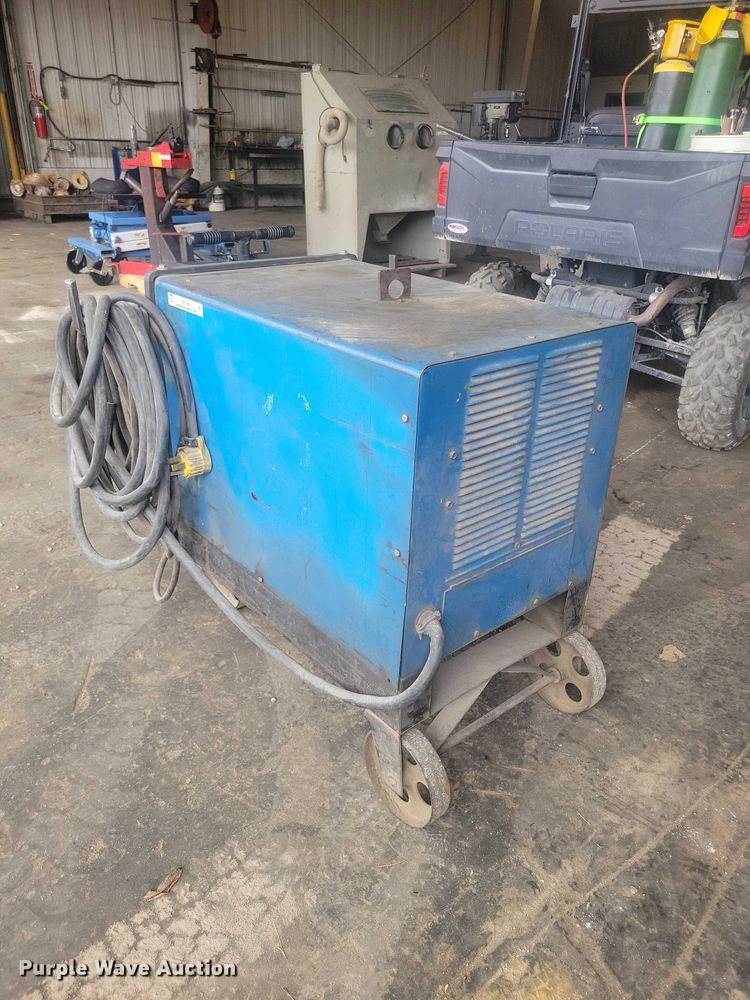 image for item DZ7006 Miller SRH-303 welder