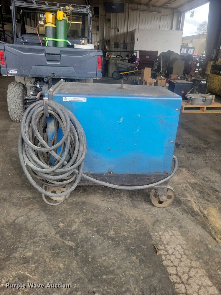 image for item DZ7006 Miller SRH-303 welder