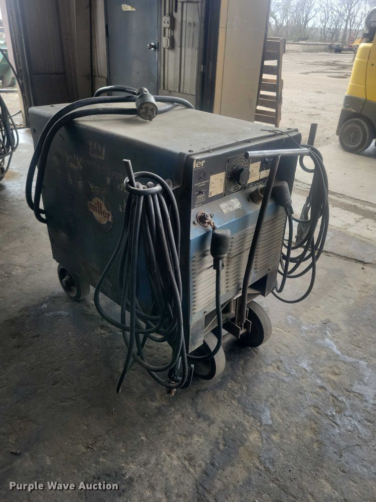 image for item DZ7007 Miller SRH-303 welder