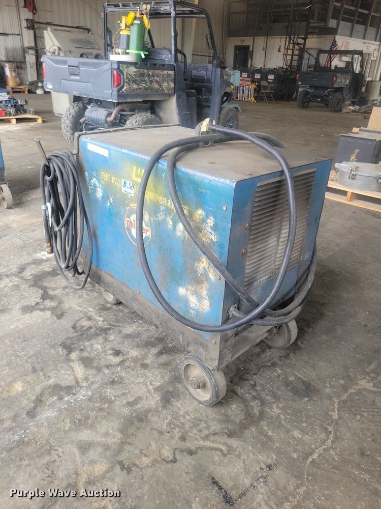 image for item DZ7007 Miller SRH-303 welder