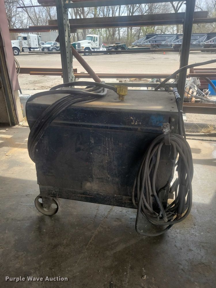 image for item DZ7008 Miller SRH-303 welder