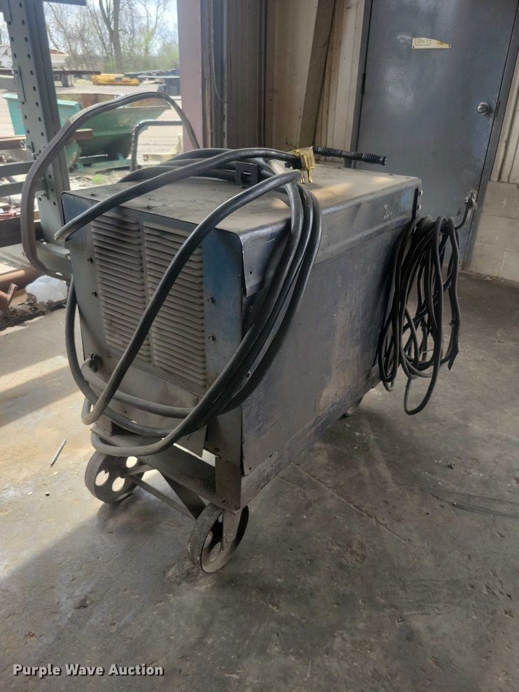 image for item DZ7008 Miller SRH-303 welder