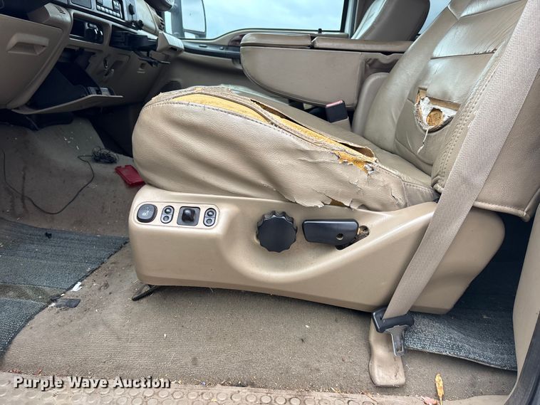 image for item EA4728 2005 Ford F250 Super Duty Crew Cab pickup truck