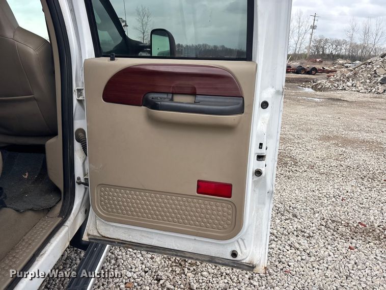 image for item EA4728 2005 Ford F250 Super Duty Crew Cab pickup truck