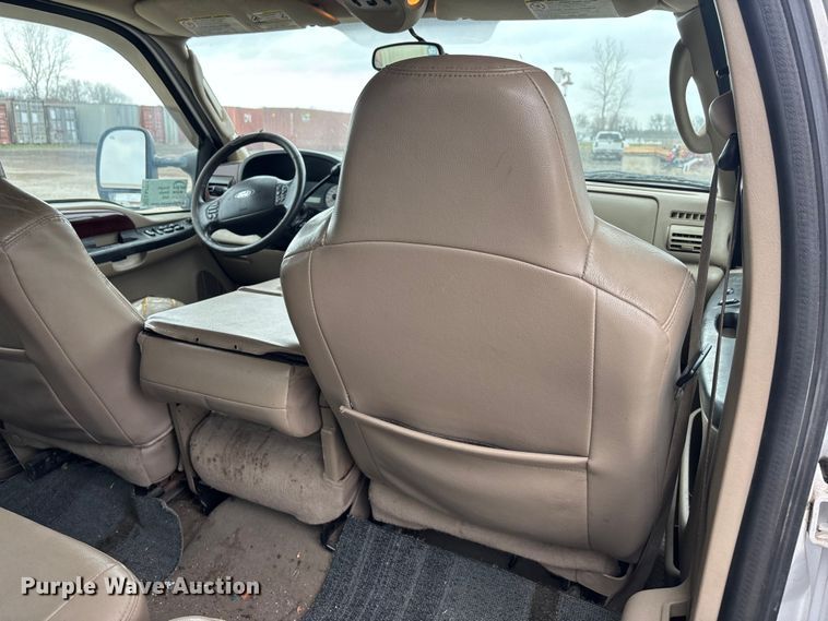 image for item EA4728 2005 Ford F250 Super Duty Crew Cab pickup truck