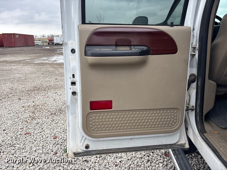 image for item EA4728 2005 Ford F250 Super Duty Crew Cab pickup truck