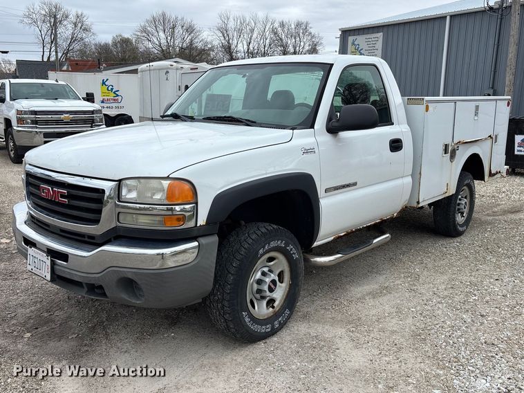 image for item EA4747 2005 GMC Sierra 2500HD utility bed pickup truck