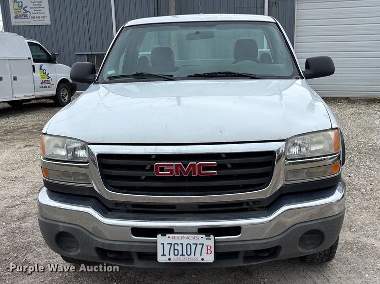 image for item EA4747 2005 GMC Sierra 2500HD utility bed pickup truck