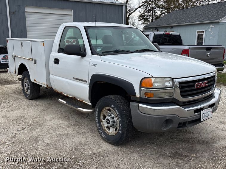 image for item EA4747 2005 GMC Sierra 2500HD utility bed pickup truck