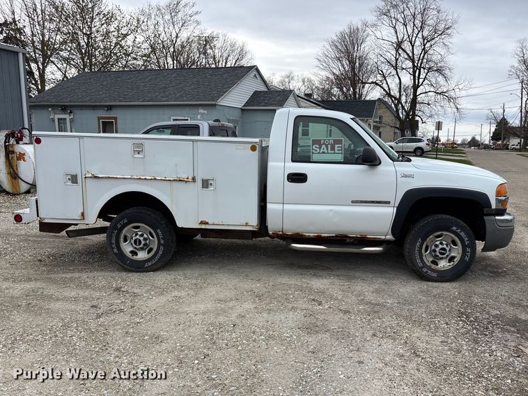 image for item EA4747 2005 GMC Sierra 2500HD utility bed pickup truck