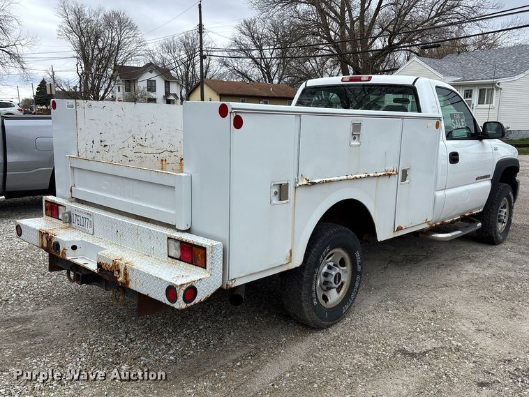 image for item EA4747 2005 GMC Sierra 2500HD utility bed pickup truck
