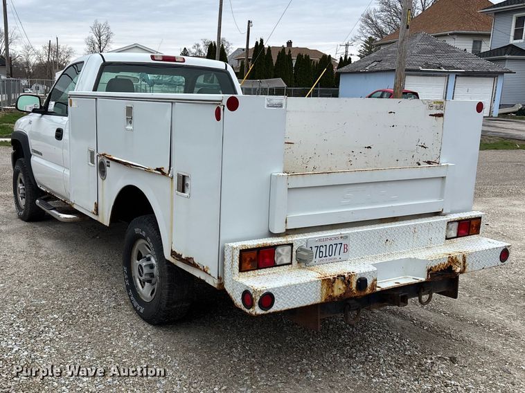 image for item EA4747 2005 GMC Sierra 2500HD utility bed pickup truck