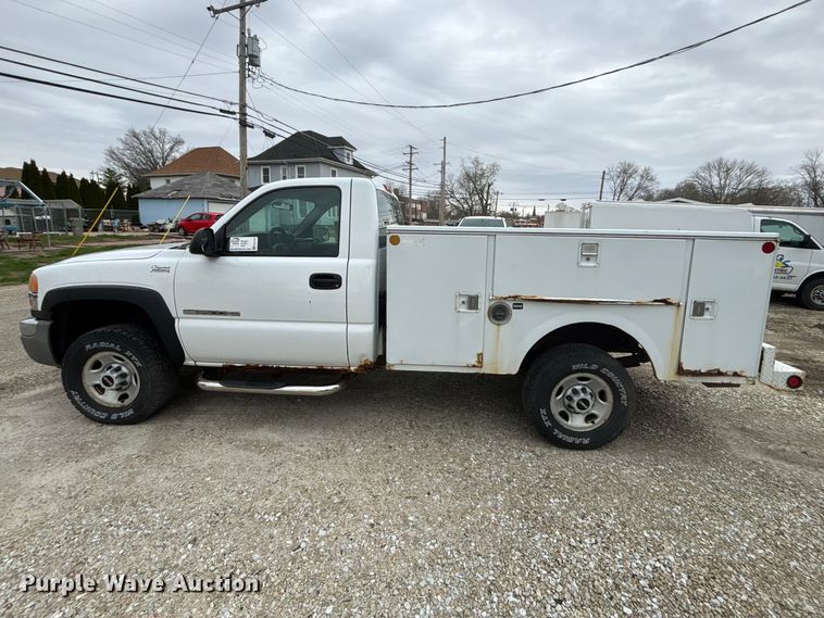 image for item EA4747 2005 GMC Sierra 2500HD utility bed pickup truck