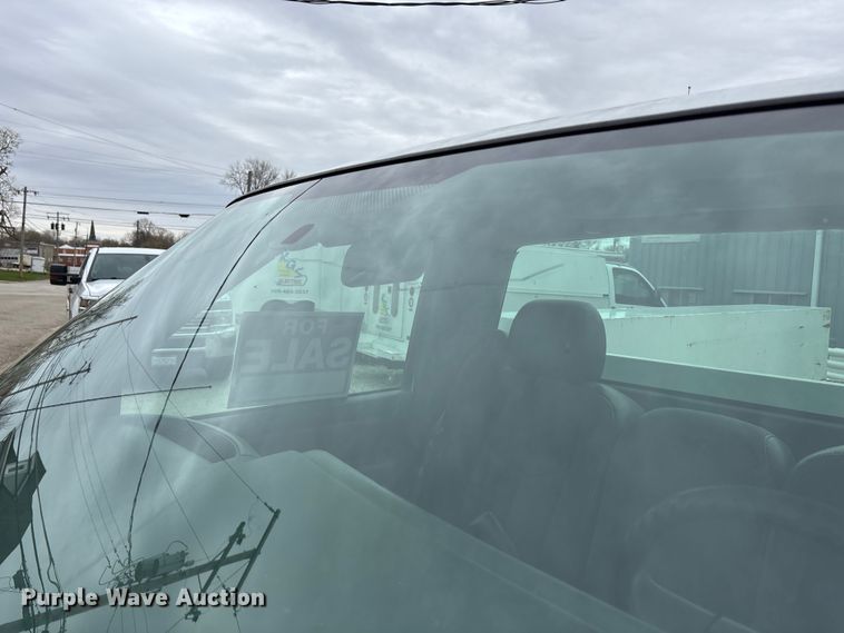 image for item EA4747 2005 GMC Sierra 2500HD utility bed pickup truck