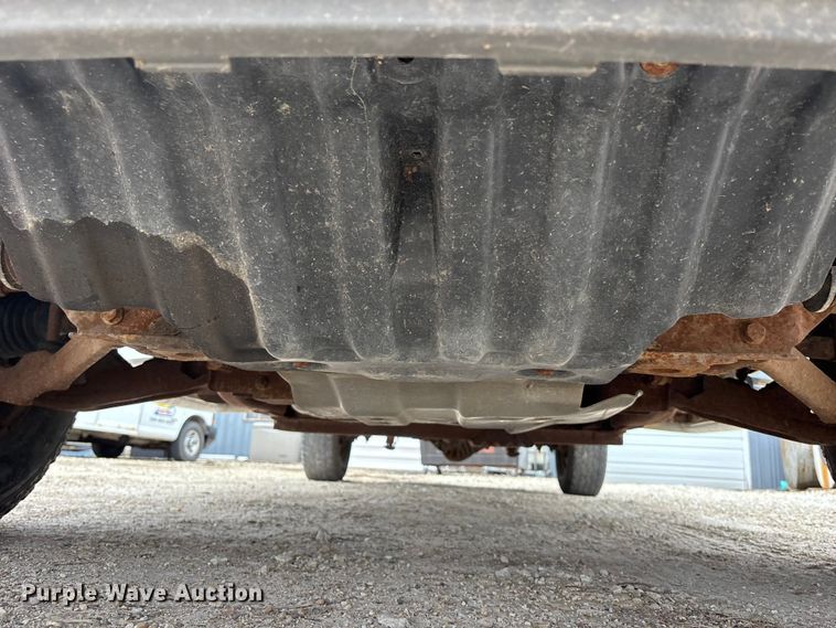 image for item EA4747 2005 GMC Sierra 2500HD utility bed pickup truck