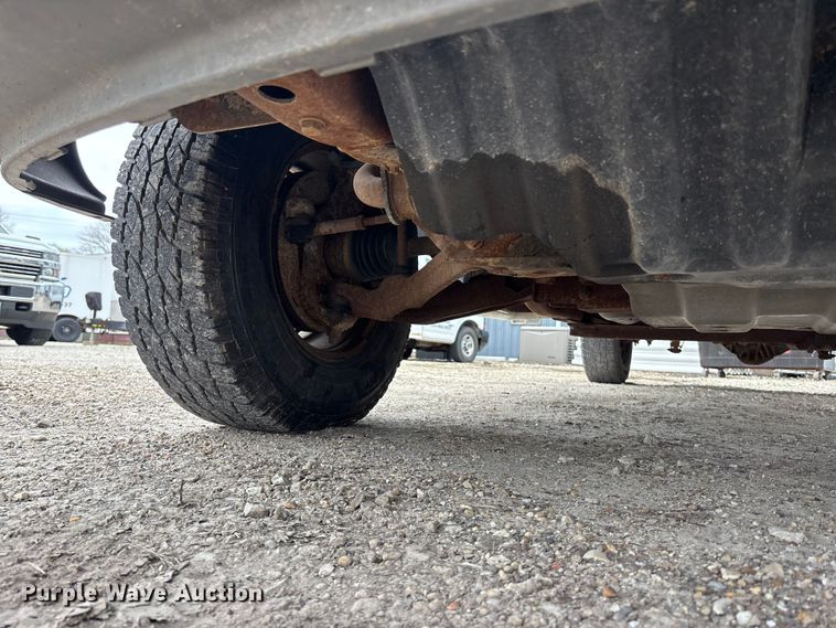 image for item EA4747 2005 GMC Sierra 2500HD utility bed pickup truck