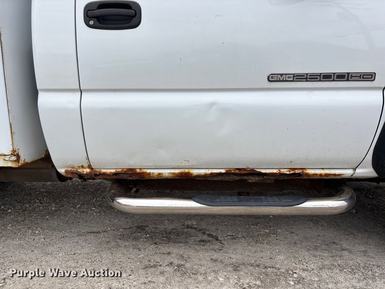 image for item EA4747 2005 GMC Sierra 2500HD utility bed pickup truck