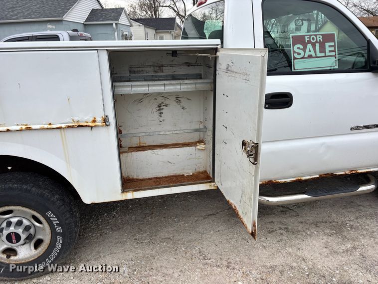 image for item EA4747 2005 GMC Sierra 2500HD utility bed pickup truck