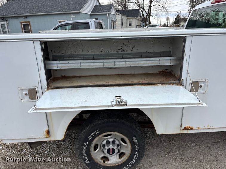 image for item EA4747 2005 GMC Sierra 2500HD utility bed pickup truck