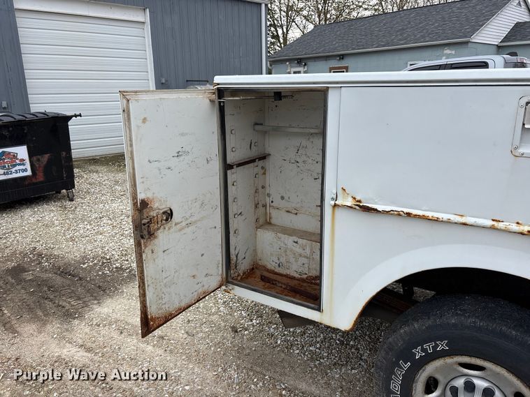 image for item EA4747 2005 GMC Sierra 2500HD utility bed pickup truck