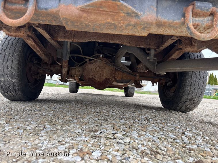 image for item EA4747 2005 GMC Sierra 2500HD utility bed pickup truck