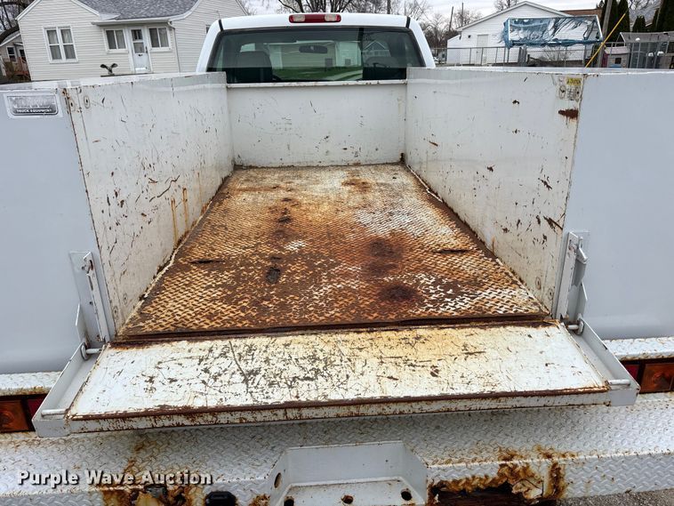 image for item EA4747 2005 GMC Sierra 2500HD utility bed pickup truck