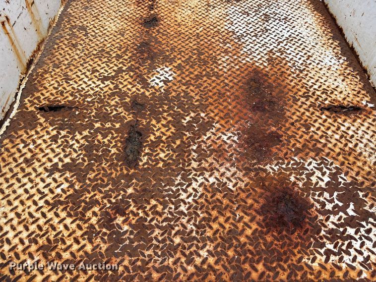 image for item EA4747 2005 GMC Sierra 2500HD utility bed pickup truck