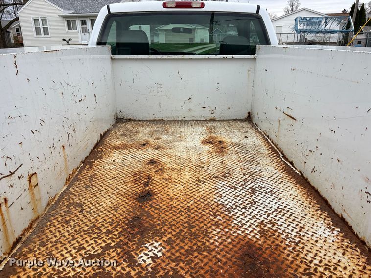 image for item EA4747 2005 GMC Sierra 2500HD utility bed pickup truck