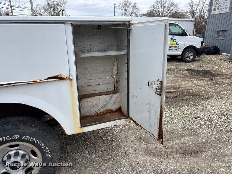 image for item EA4747 2005 GMC Sierra 2500HD utility bed pickup truck