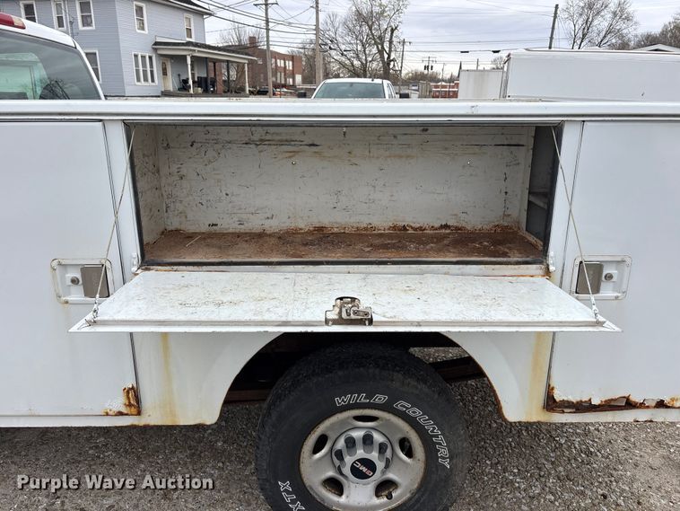 image for item EA4747 2005 GMC Sierra 2500HD utility bed pickup truck