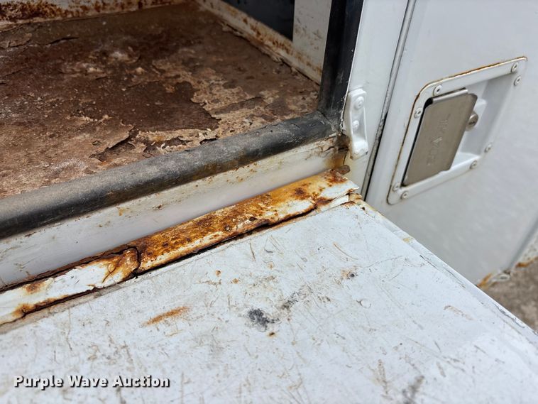 image for item EA4747 2005 GMC Sierra 2500HD utility bed pickup truck