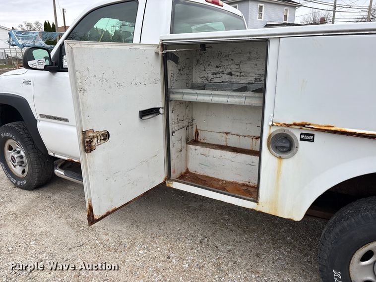 image for item EA4747 2005 GMC Sierra 2500HD utility bed pickup truck