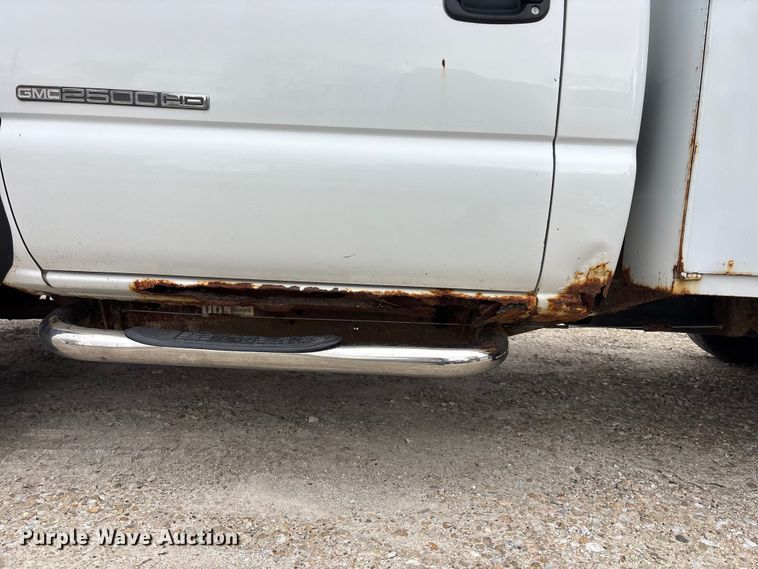 image for item EA4747 2005 GMC Sierra 2500HD utility bed pickup truck