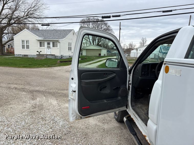 image for item EA4747 2005 GMC Sierra 2500HD utility bed pickup truck