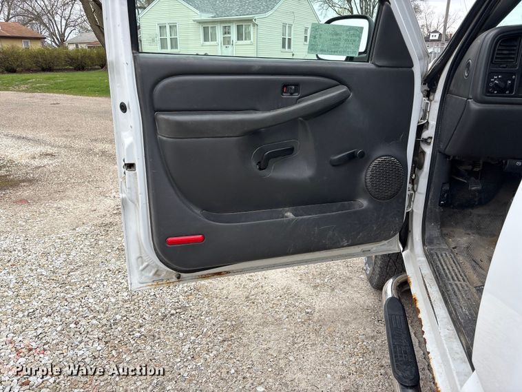 image for item EA4747 2005 GMC Sierra 2500HD utility bed pickup truck