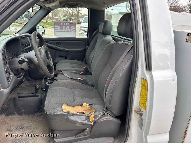 image for item EA4747 2005 GMC Sierra 2500HD utility bed pickup truck