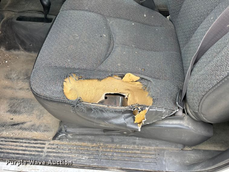 image for item EA4747 2005 GMC Sierra 2500HD utility bed pickup truck