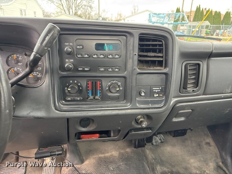 image for item EA4747 2005 GMC Sierra 2500HD utility bed pickup truck