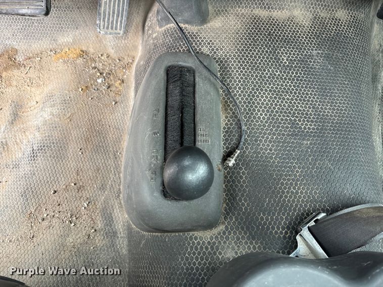 image for item EA4747 2005 GMC Sierra 2500HD utility bed pickup truck