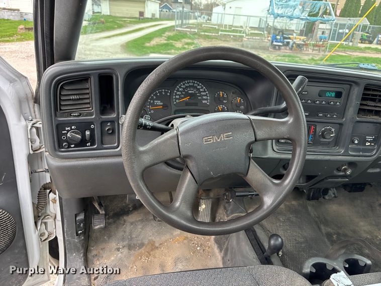 image for item EA4747 2005 GMC Sierra 2500HD utility bed pickup truck