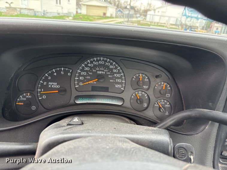 image for item EA4747 2005 GMC Sierra 2500HD utility bed pickup truck