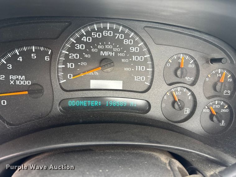 image for item EA4747 2005 GMC Sierra 2500HD utility bed pickup truck