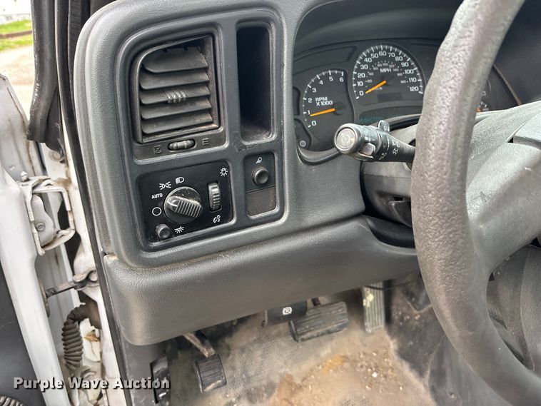 image for item EA4747 2005 GMC Sierra 2500HD utility bed pickup truck