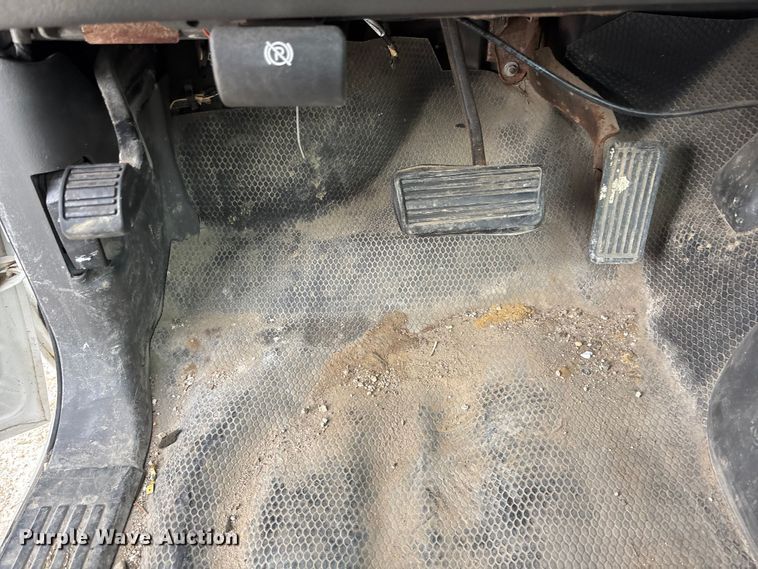 image for item EA4747 2005 GMC Sierra 2500HD utility bed pickup truck